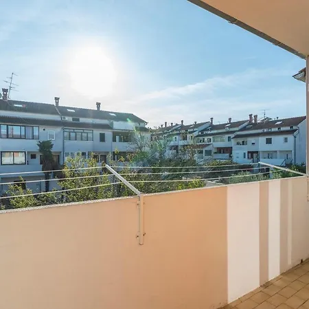 Bella With Balcony Apartment