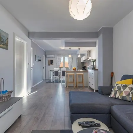 Bella With Balcony Apartment