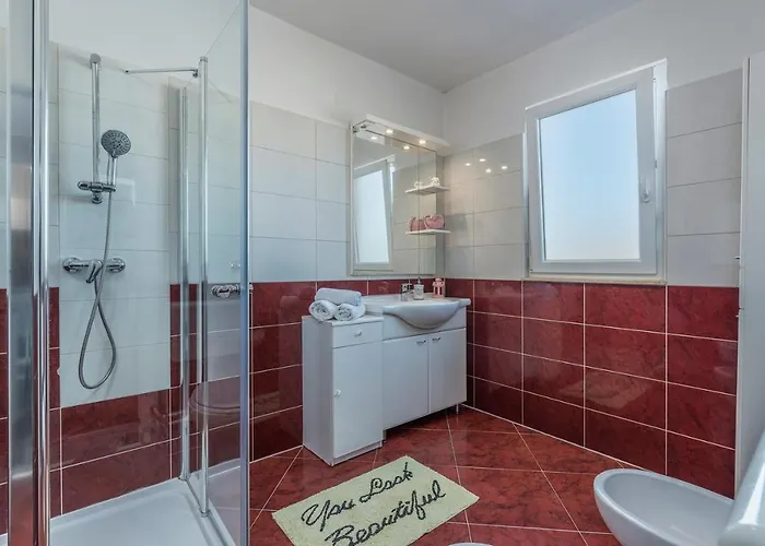 Bella With Balcony Apartment *