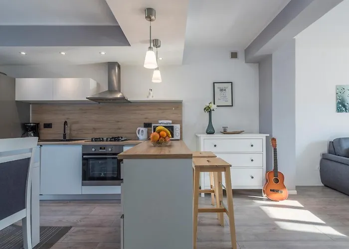 Bella With Balcony Apartment