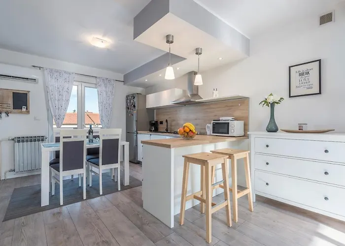 Bella With Balcony Apartment